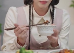 【一觉醒来，校花成我闺女】80集超清短剧在线观看