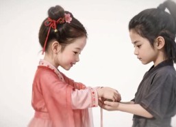 【闺蜜双穿避死局：拿捏疯批两兄弟】58集短剧免费在线赏看
