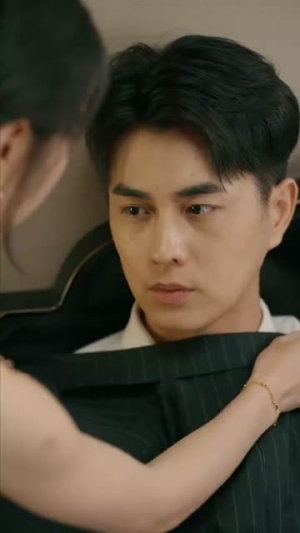 她引神明坠落（100集）分享好看短剧