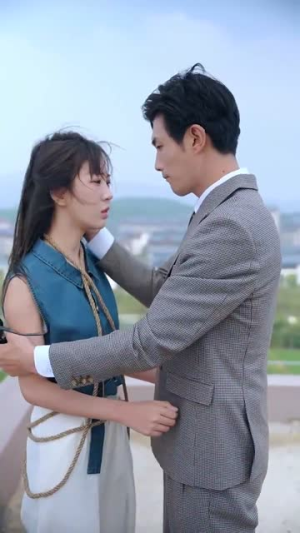 玫瑰陷入火焰里（100集）热门火爆短剧