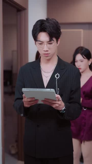 中年被裁后，我拿下总裁弟弟（66集）哪个短剧网能看