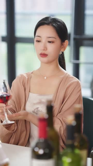 全港围剿:她继承了丈夫遗志(84集) 全港围剿:她继承了丈夫遗志(84集)分享热门短剧