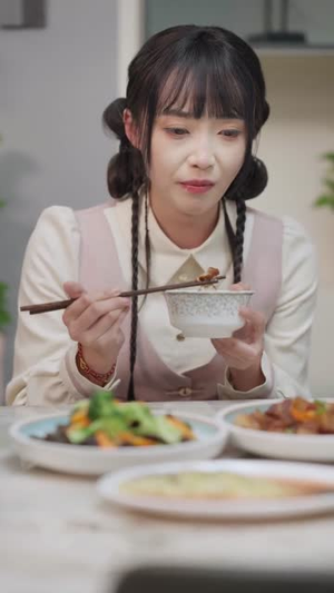 一觉醒来，校花成我闺女（80集）短剧全集抢先看