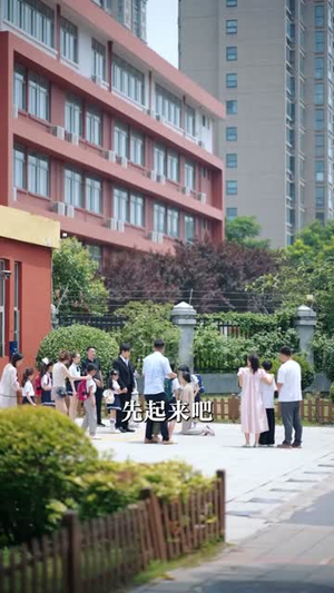她在楼道里啃馒头，我不忍了（68集）超爽短剧推荐